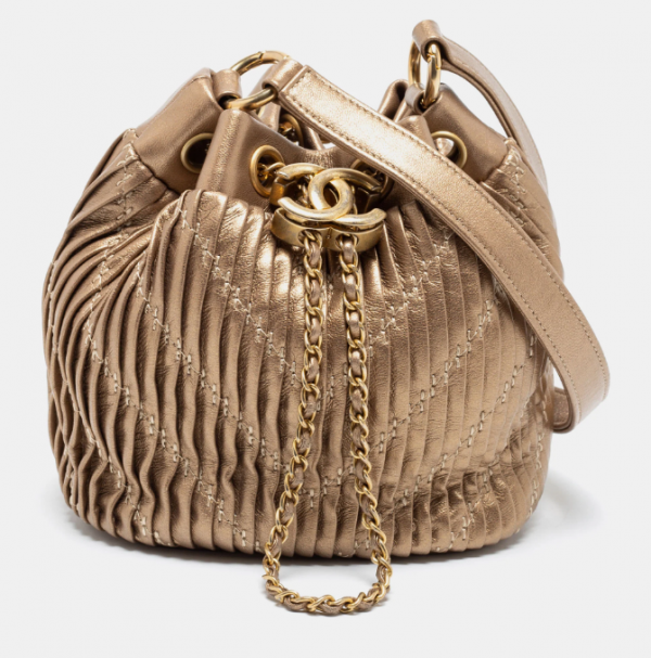 Tas bucket dengan desain kulit lipit dan detil emas